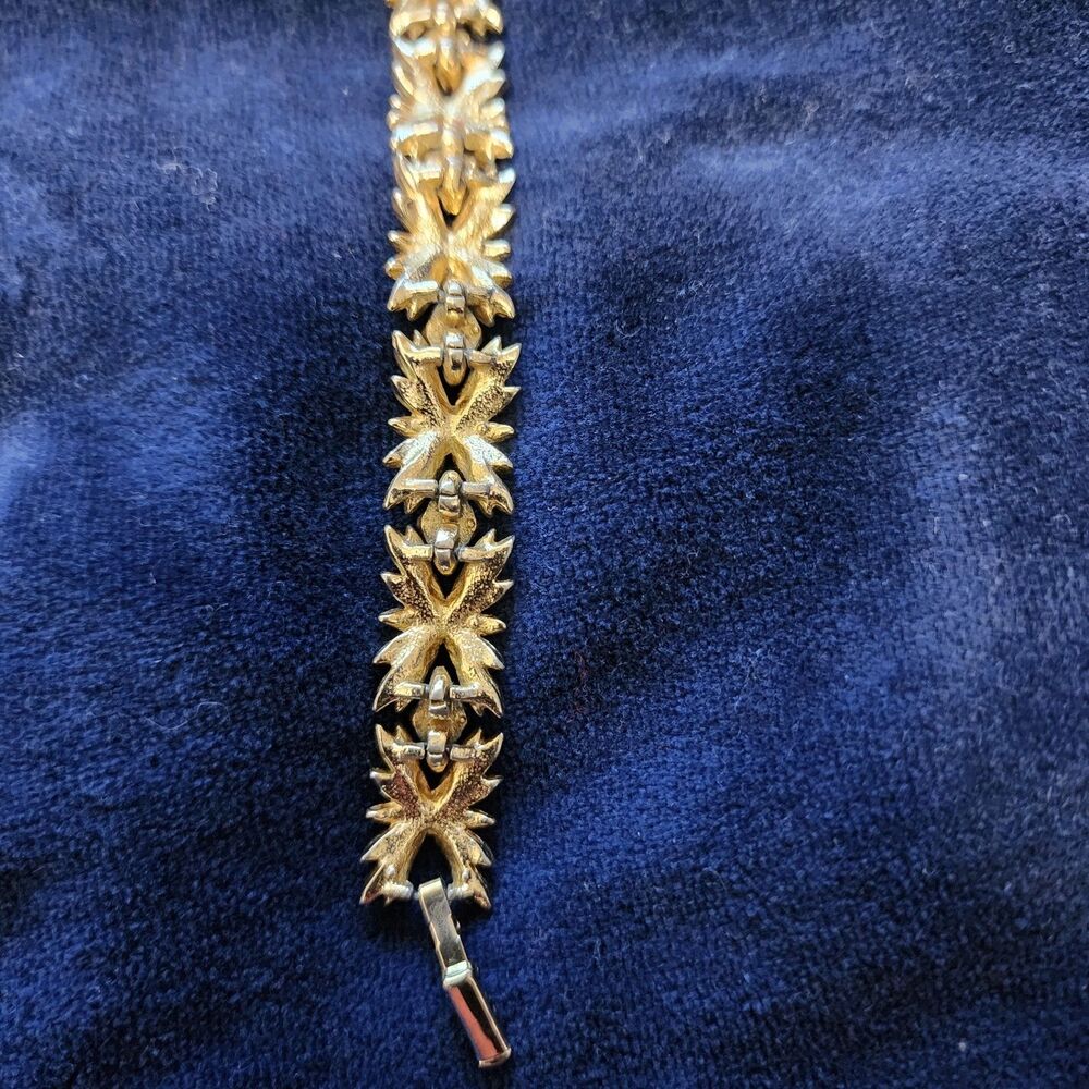 Sarah Coventry Vintage Bracelet Gold Tone Floral Leaves Textured Links - Picture 8 of 12